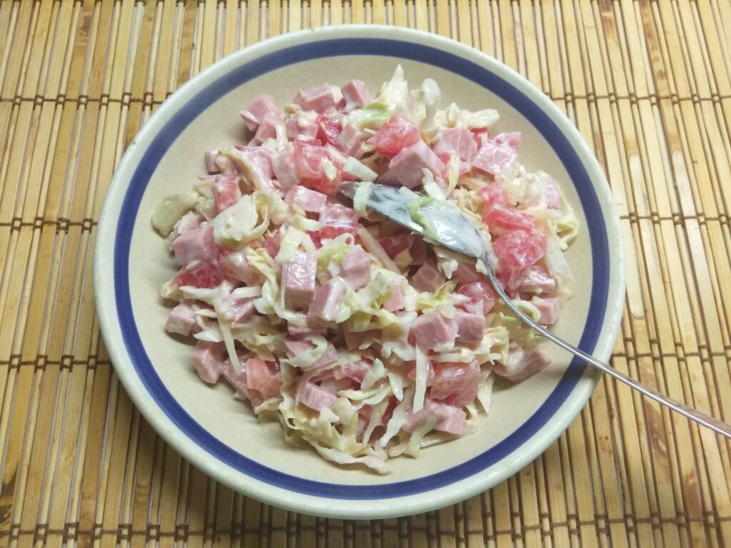 Фото рецепта - Капустный салат с колбасой, помидорами и пармезаном - шаг 5