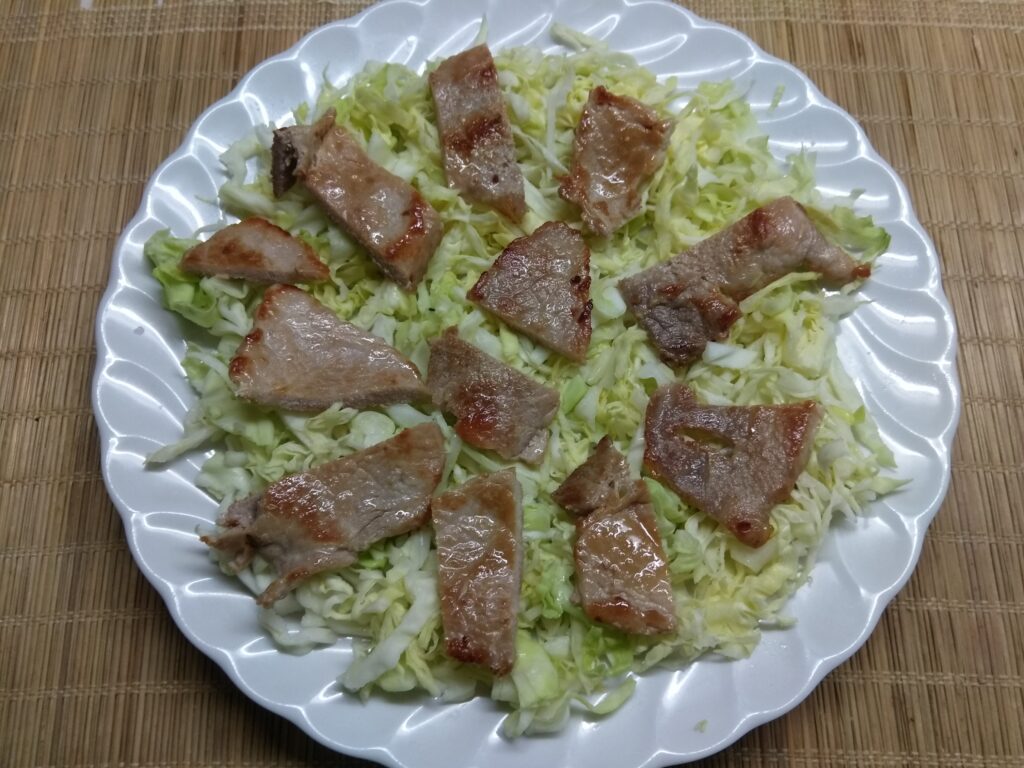 Фото рецепта - Салат с капустой, свининой и красной смородиной - шаг 2