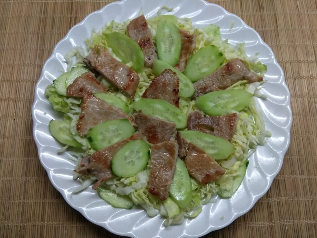 Фото рецепта - Салат с капустой, свининой и красной смородиной - шаг 3