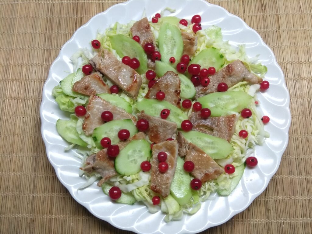 Фото рецепта - Салат с капустой, свининой и красной смородиной - шаг 4