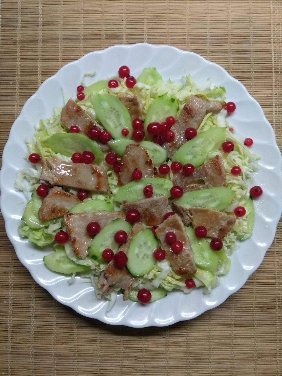 Салат с капустой, свининой и красной смородиной