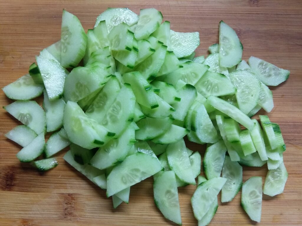 Фото рецепта - Салат с сардельками, свежими овощами и гренками - шаг 1