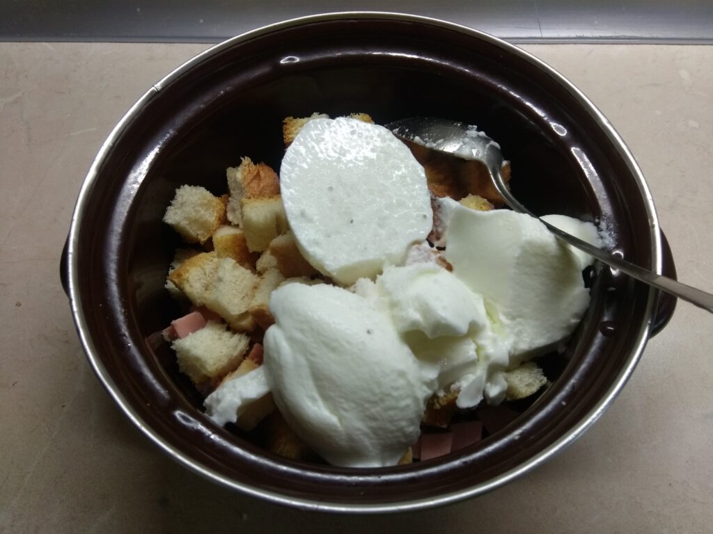 Фото рецепта - Салат с сардельками, свежими овощами и гренками - шаг 5