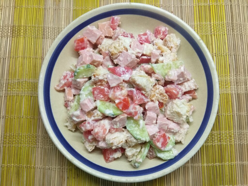 Фото рецепта - Салат с сардельками, свежими овощами и гренками - шаг 6