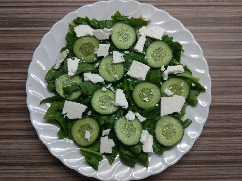 Фото рецепта - Салат со шпинатом, брынзой, огурцами и красной смородиной - шаг 3