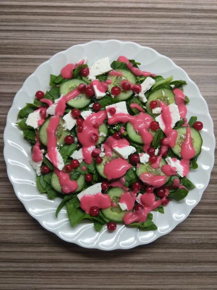Салат со шпинатом, брынзой, огурцами и красной смородиной