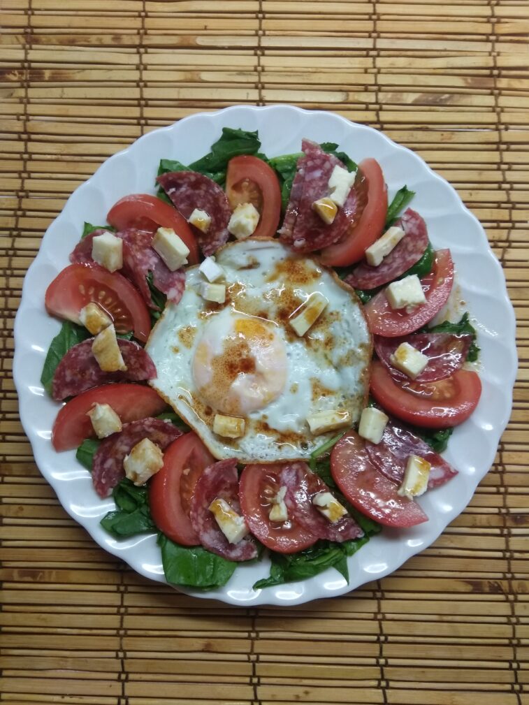 Салат-завтрак со шпинатом, яйцом, помидором и колбасой