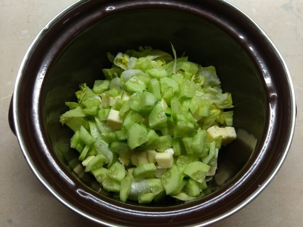 Фото рецепта - Салат с ягодами, сыром и огурцами - шаг 2