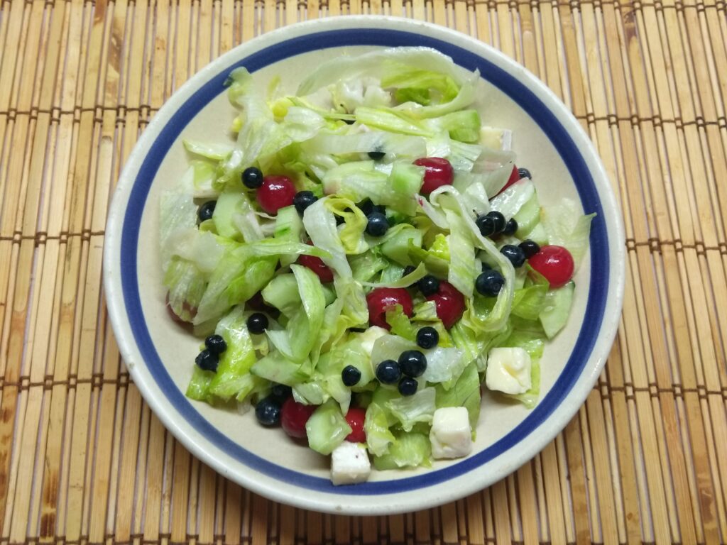 Фото рецепта - Салат с ягодами, сыром и огурцами - шаг 6