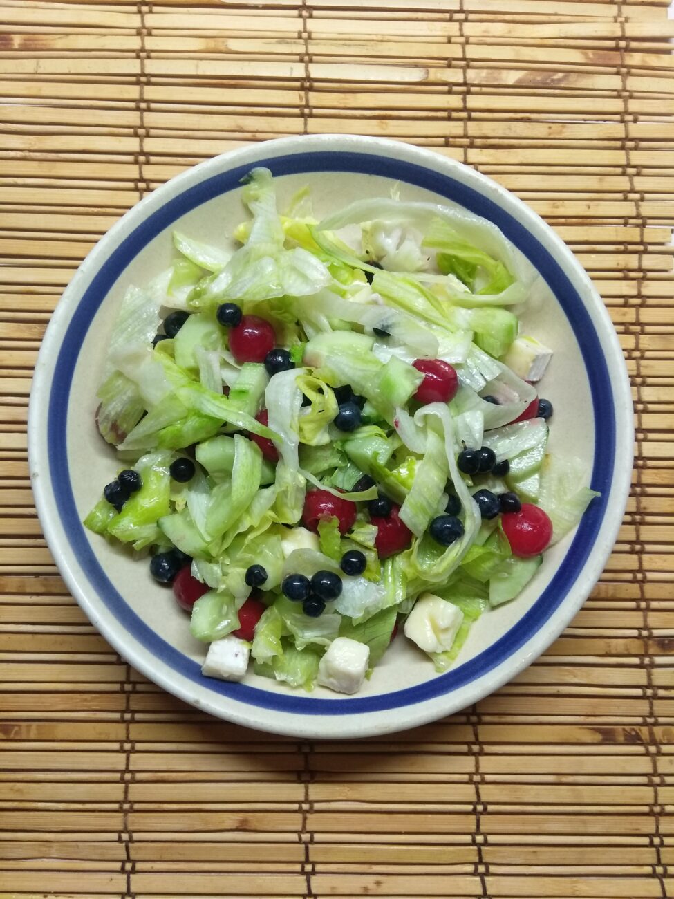 Салат с ягодами, сыром и огурцами