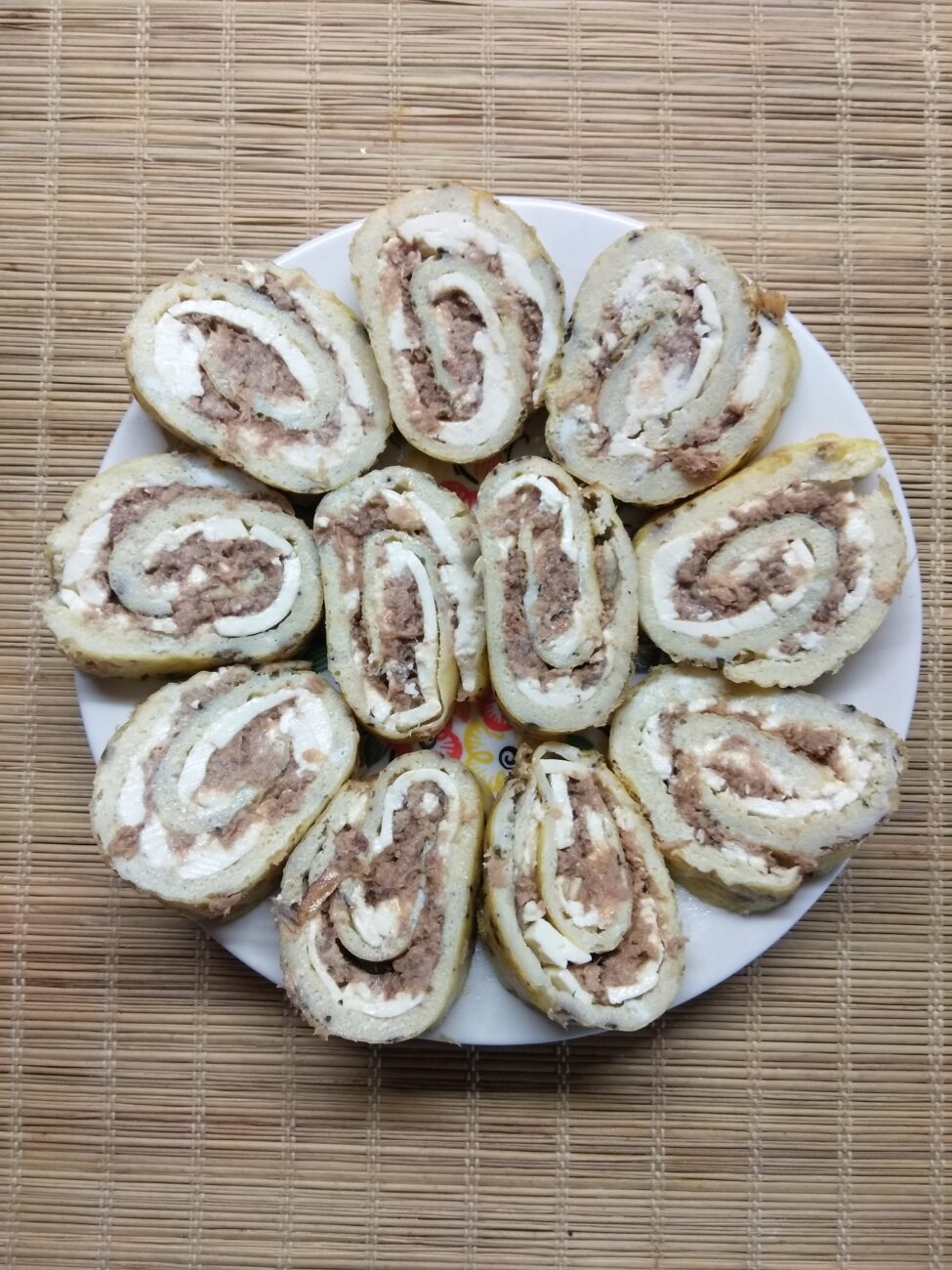 Яичные роллы с плавленым сыром и тунцом