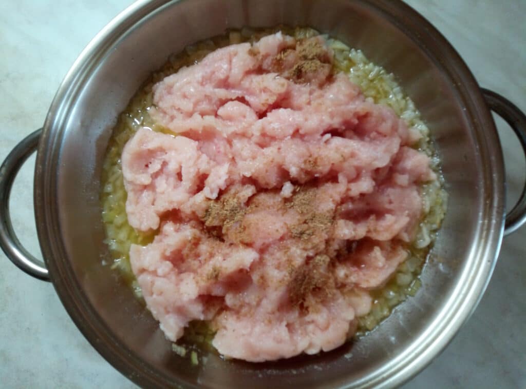 Фото рецепта - Рулеты из лаваша с мясной начинкой, запеченные под томатным соусом - шаг 2