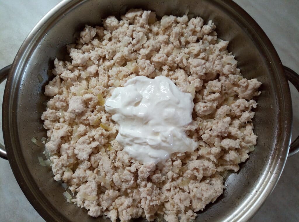 Фото рецепта - Рулеты из лаваша с мясной начинкой, запеченные под томатным соусом - шаг 3