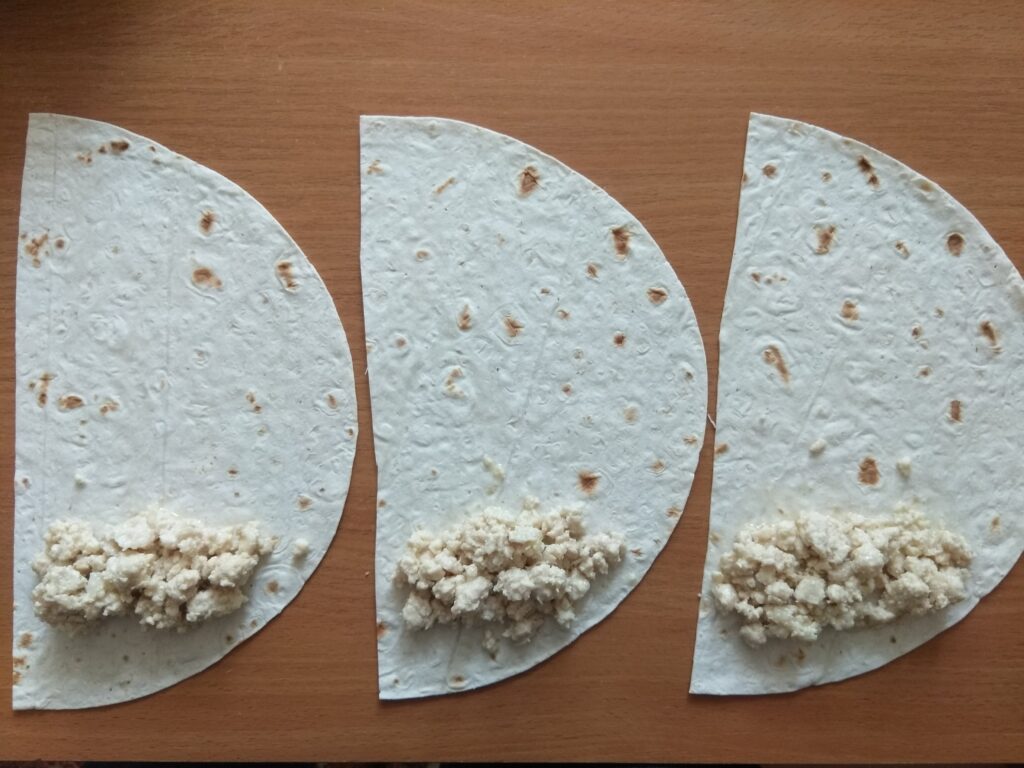 Фото рецепта - Рулеты из лаваша с мясной начинкой, запеченные под томатным соусом - шаг 5