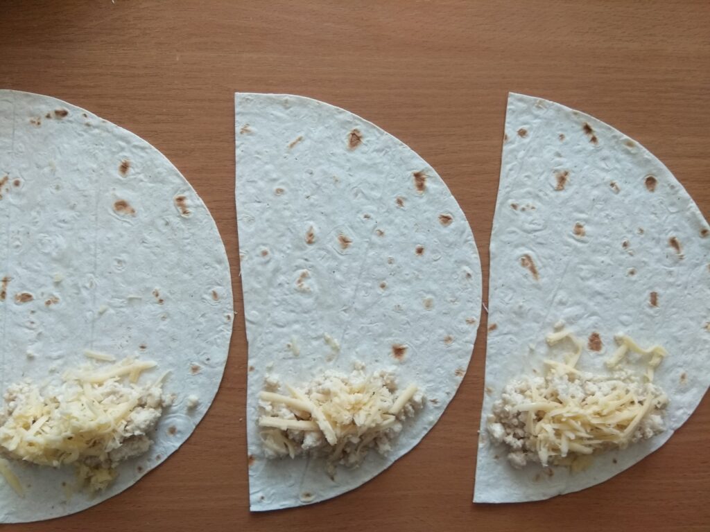 Фото рецепта - Рулеты из лаваша с мясной начинкой, запеченные под томатным соусом - шаг 6