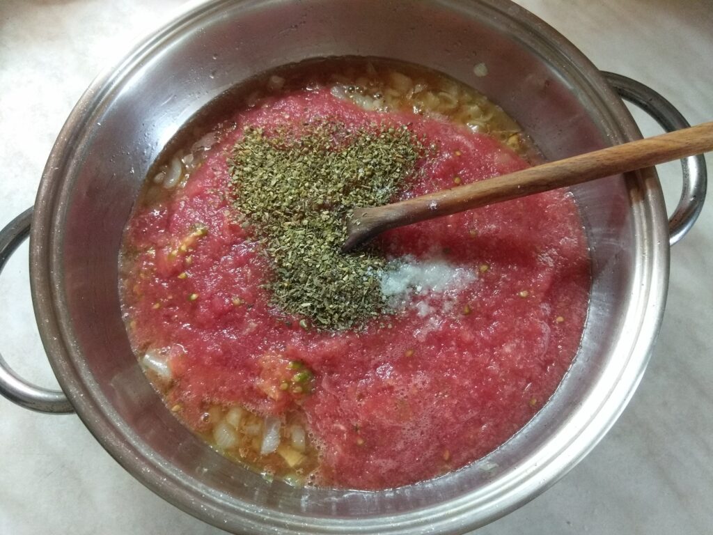 Фото рецепта - Рулеты из лаваша с мясной начинкой, запеченные под томатным соусом - шаг 7