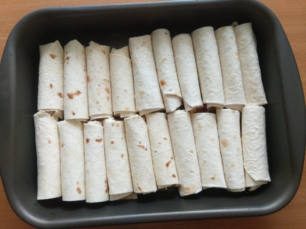 Фото рецепта - Рулеты из лаваша с мясной начинкой, запеченные под томатным соусом - шаг 8