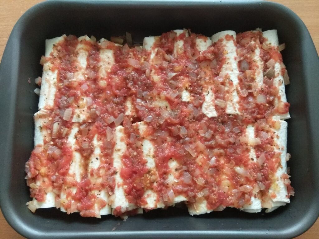 Фото рецепта - Рулеты из лаваша с мясной начинкой, запеченные под томатным соусом - шаг 9