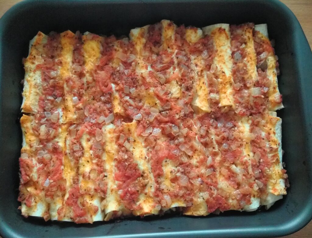 Фото рецепта - Рулеты из лаваша с мясной начинкой, запеченные под томатным соусом - шаг 10