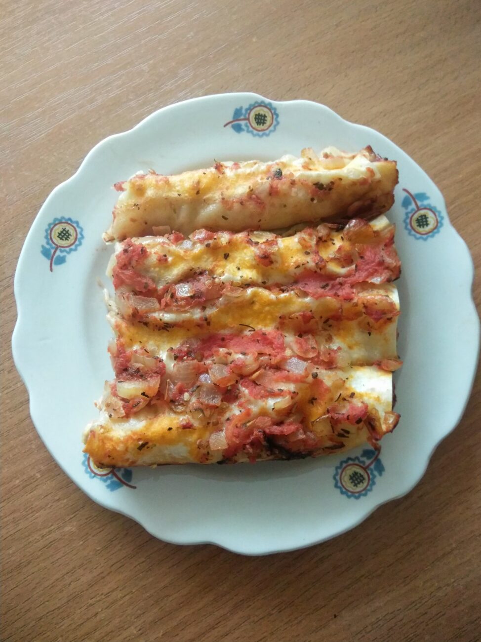 Рулеты из лаваша с мясной начинкой, запеченные под томатным соусом