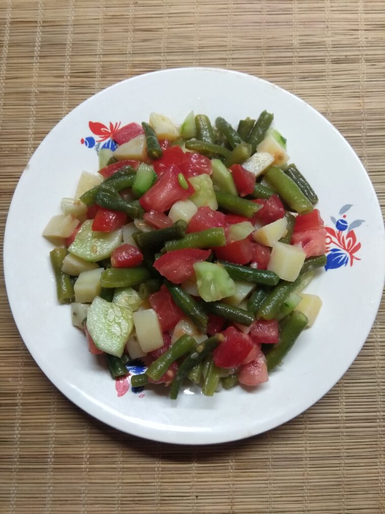 Салат со спаржевой фасолью, картофелем, помидором и огурцом