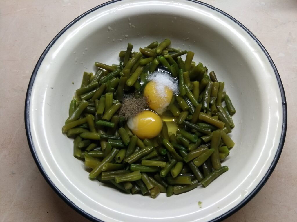 стручковая фасоль запеченная в духовке с яйцом и сыром. img 20210721 161142. стручковая фасоль запеченная в духовке с яйцом и сыром фото. стручковая фасоль запеченная в духовке с яйцом и сыром-img 20210721 161142. картинка стручковая фасоль запеченная в духовке с яйцом и сыром. картинка img 20210721 161142. Лук почистить и нарезать.