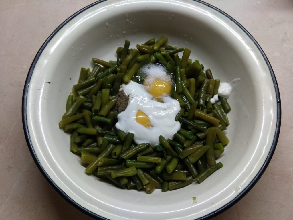 стручковая фасоль запеченная в духовке с яйцом и сыром. img 20210721 161155. стручковая фасоль запеченная в духовке с яйцом и сыром фото. стручковая фасоль запеченная в духовке с яйцом и сыром-img 20210721 161155. картинка стручковая фасоль запеченная в духовке с яйцом и сыром. картинка img 20210721 161155. Лук почистить и нарезать.