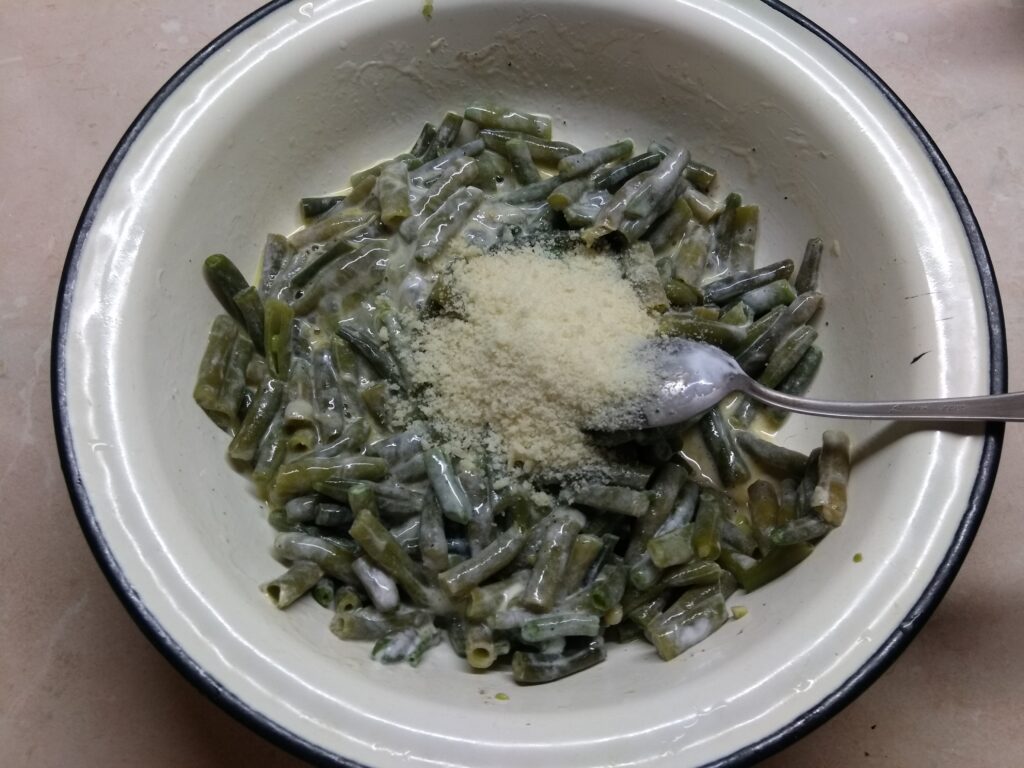 стручковая фасоль запеченная в духовке с яйцом и сыром. img 20210721 161428. стручковая фасоль запеченная в духовке с яйцом и сыром фото. стручковая фасоль запеченная в духовке с яйцом и сыром-img 20210721 161428. картинка стручковая фасоль запеченная в духовке с яйцом и сыром. картинка img 20210721 161428. Лук почистить и нарезать.
