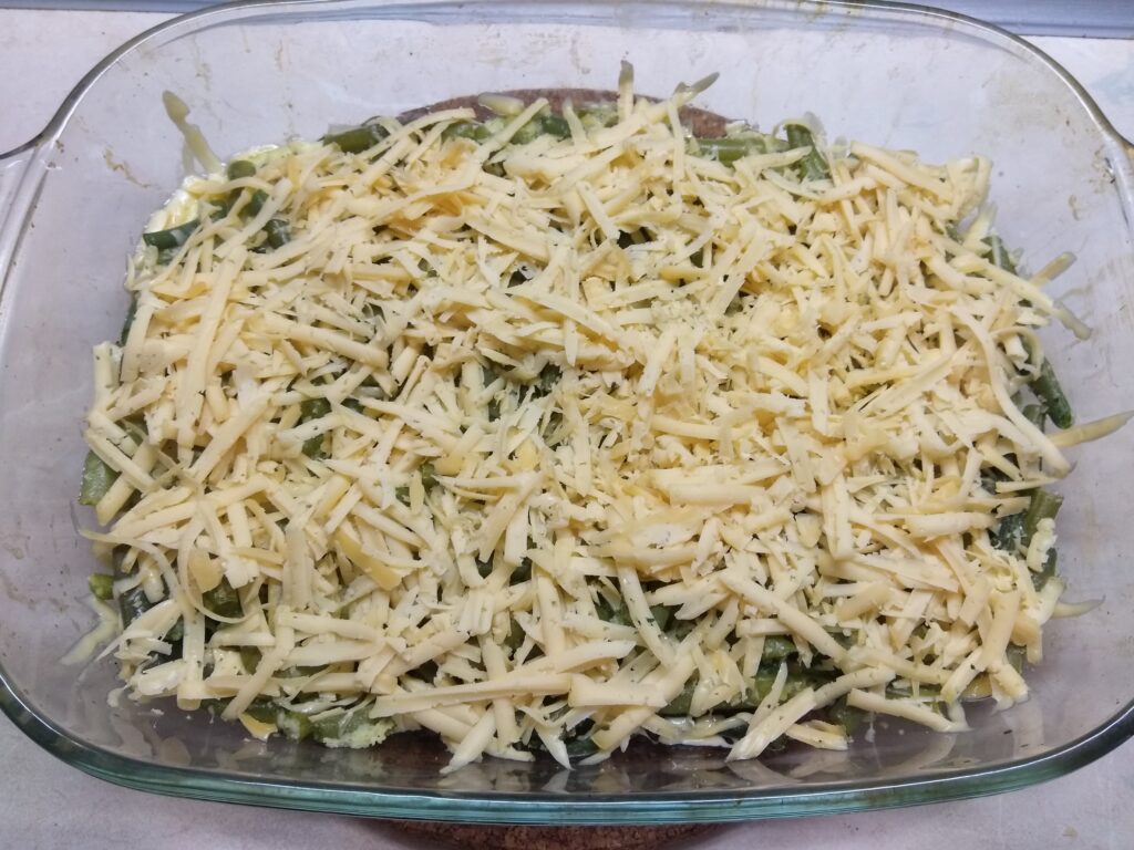 стручковая фасоль запеченная в духовке с яйцом и сыром. img 20210721 163654. стручковая фасоль запеченная в духовке с яйцом и сыром фото. стручковая фасоль запеченная в духовке с яйцом и сыром-img 20210721 163654. картинка стручковая фасоль запеченная в духовке с яйцом и сыром. картинка img 20210721 163654. Лук почистить и нарезать.