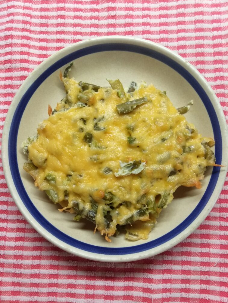 Запеканка со стручковой фасолью и яйцами под сыром