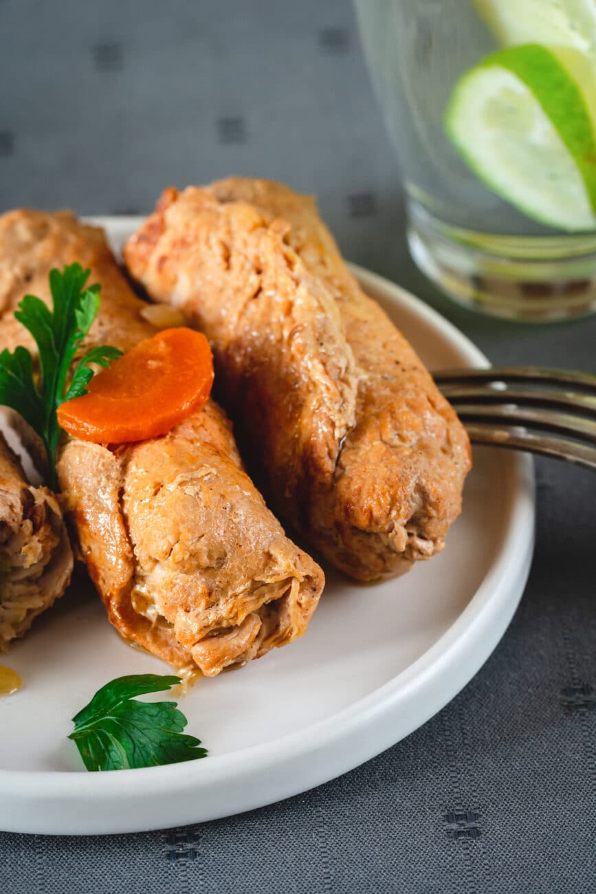 Мясные рулеты, начиненные солеными огурцами