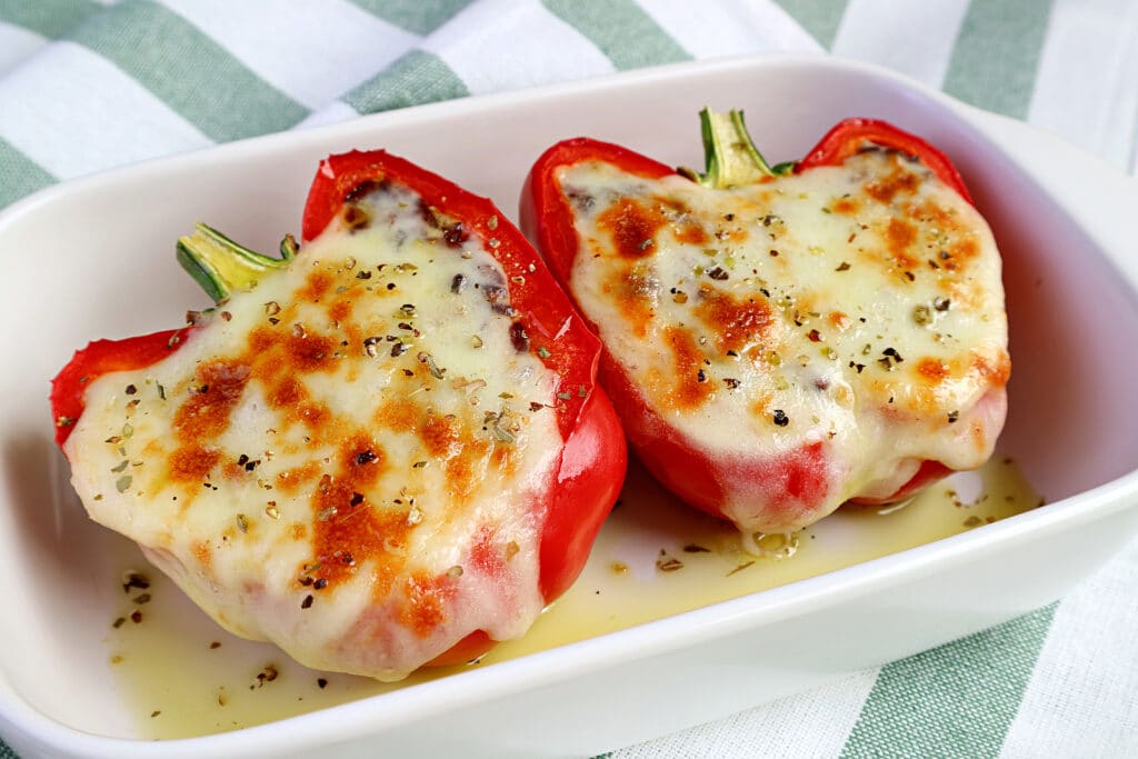 Фото рецепта - Фаршированные половинки перца с курицей в духовке - шаг 8