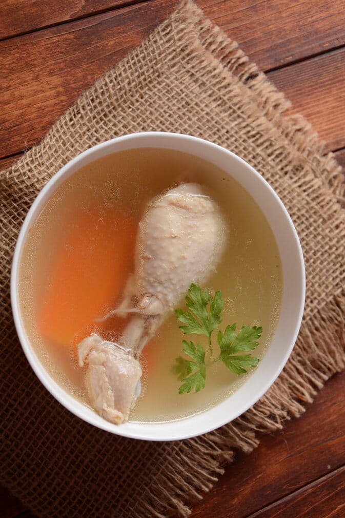 Фото рецепта - Полезный и питательный куриный бульон - шаг 5