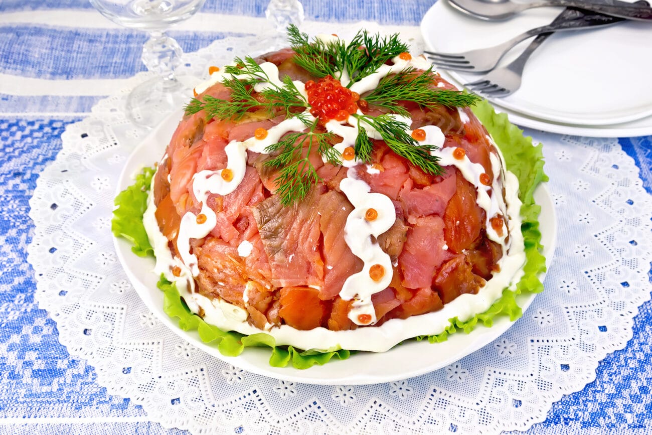 Слоеный салат из крабовых палочек и риса