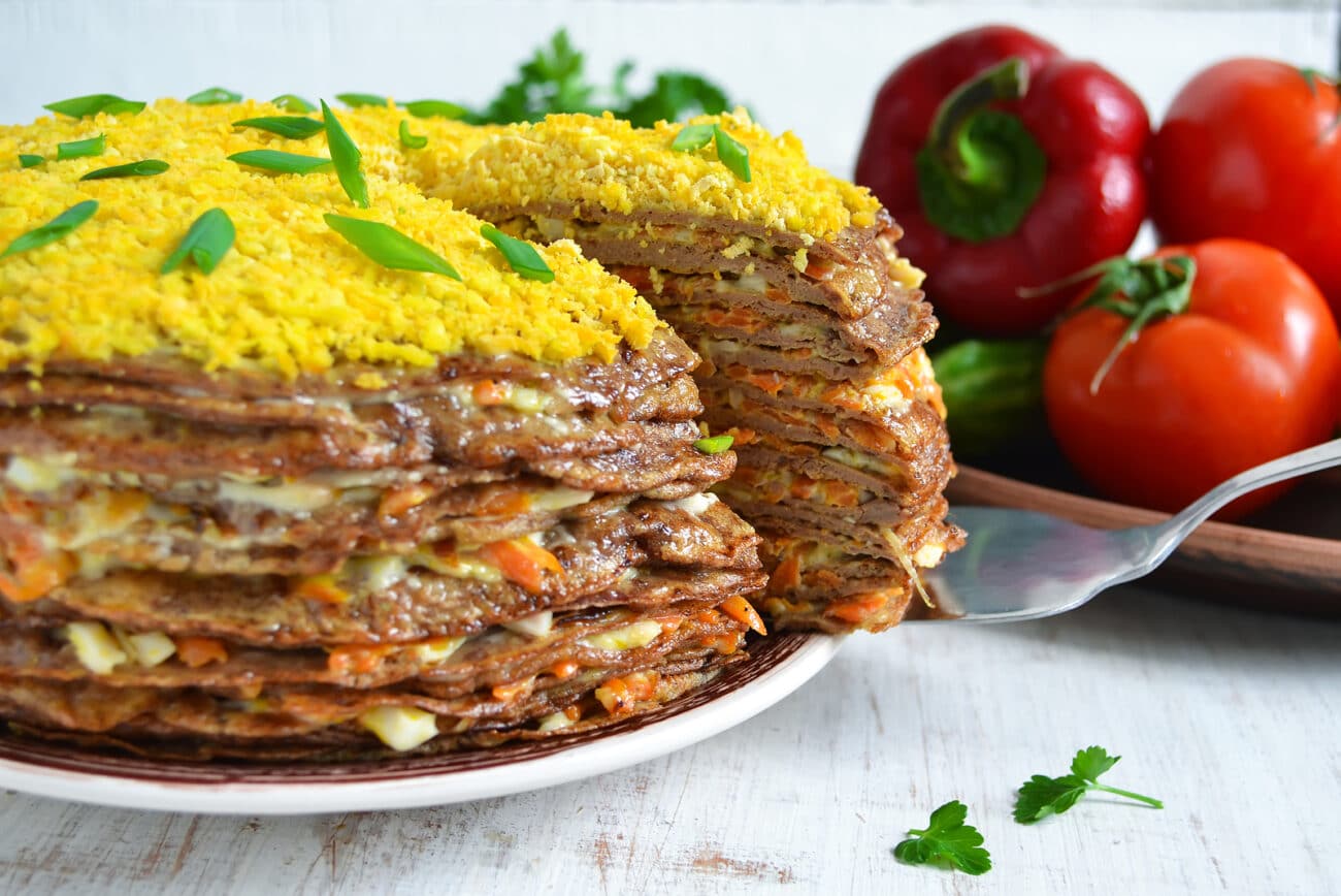 Торт из печени с морковью и кабачком