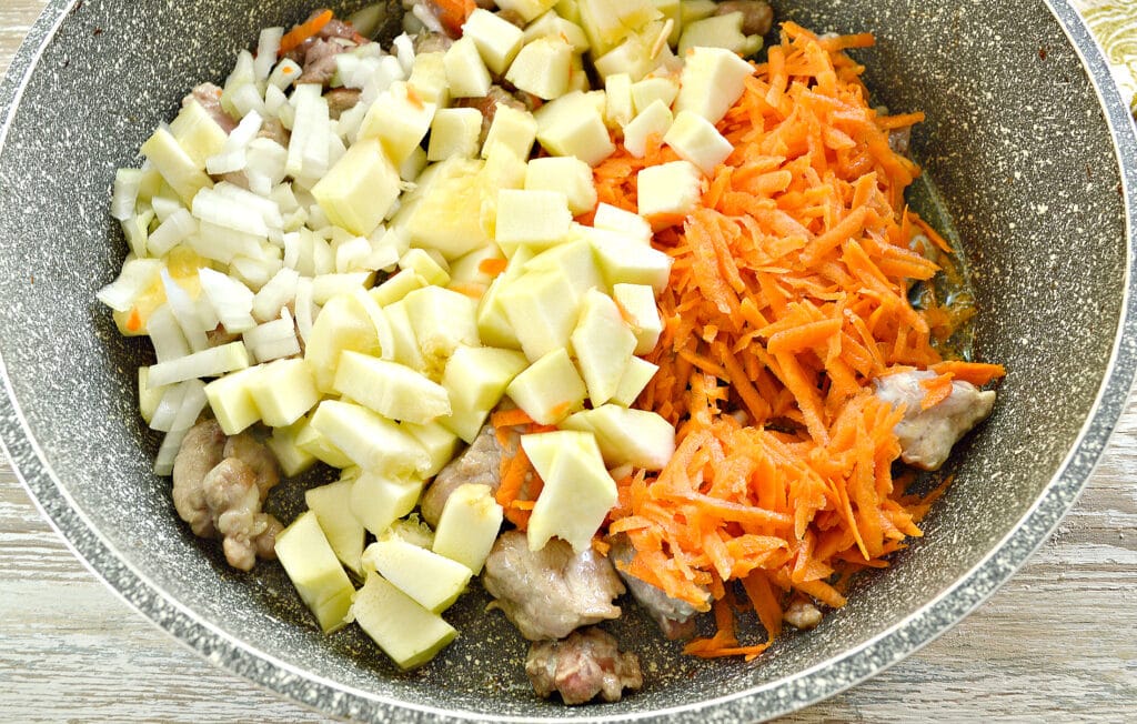 Фото рецепта - Картофель тушеный со свининой и овощами - шаг 2