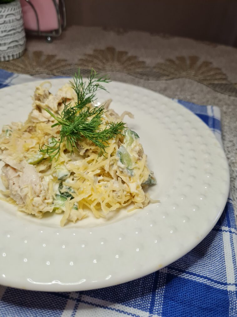 Салат из куриной грудки с жареными грибами