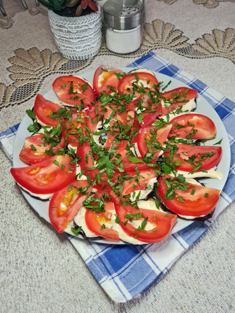 Жареные баклажаны с помидором и зеленью