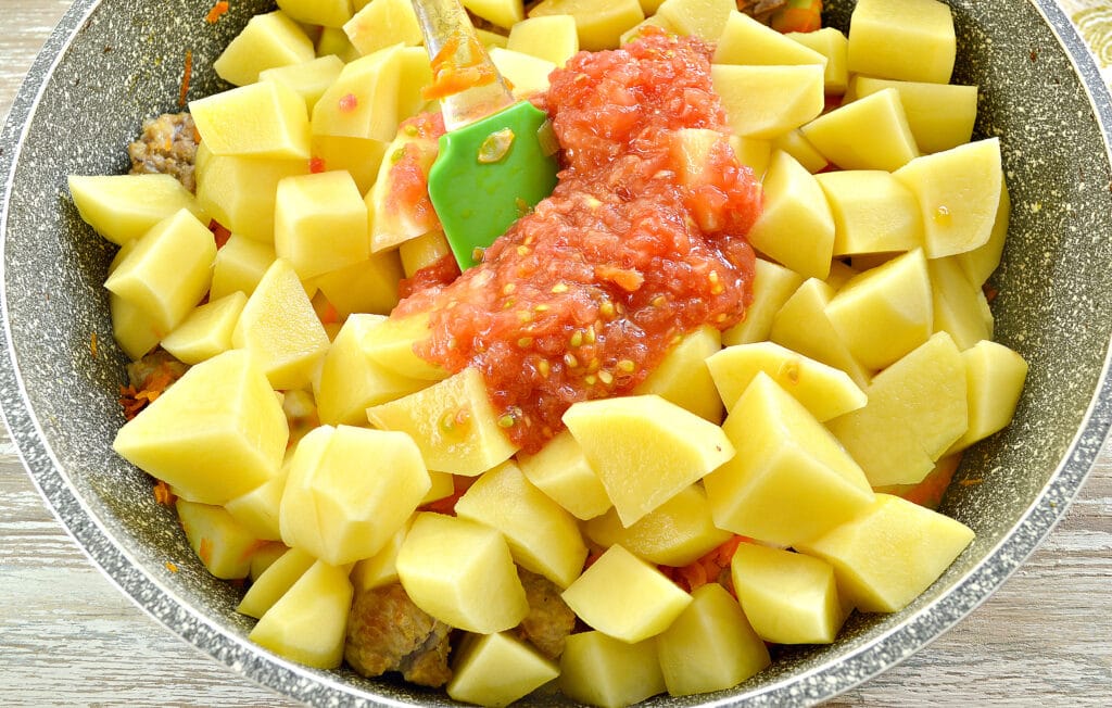 Фото рецепта - Картофель тушеный со свининой и овощами - шаг 4