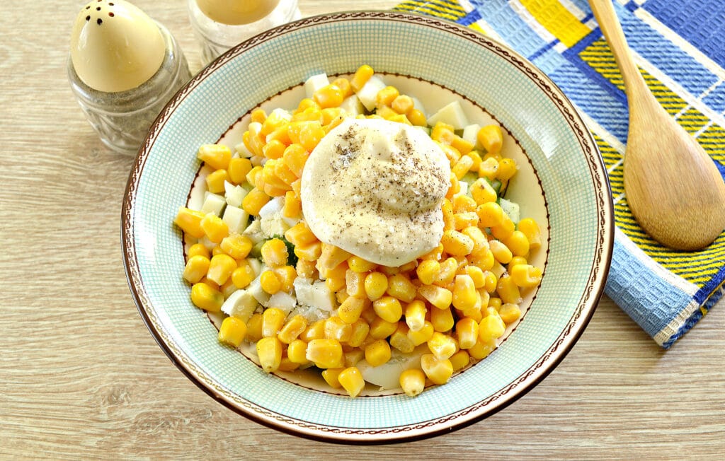 Фото рецепта - Салат из огурцов с яйцами и кукурузой - шаг 4