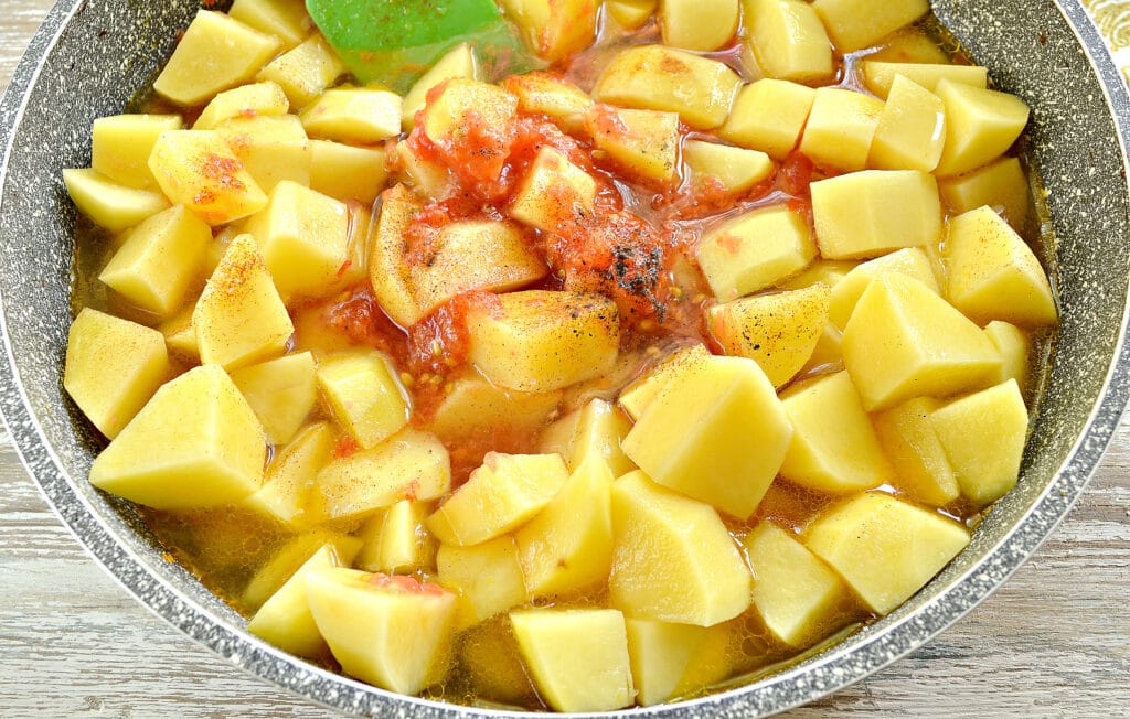 Фото рецепта - Картофель тушеный со свининой и овощами - шаг 5