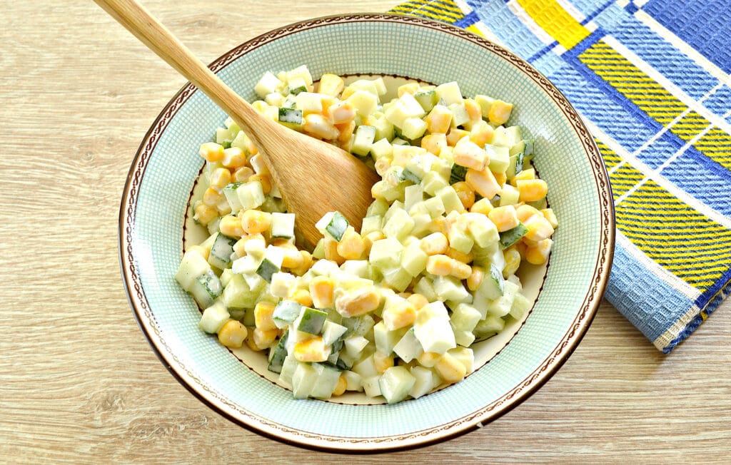 Фото рецепта - Салат из огурцов с яйцами и кукурузой - шаг 5