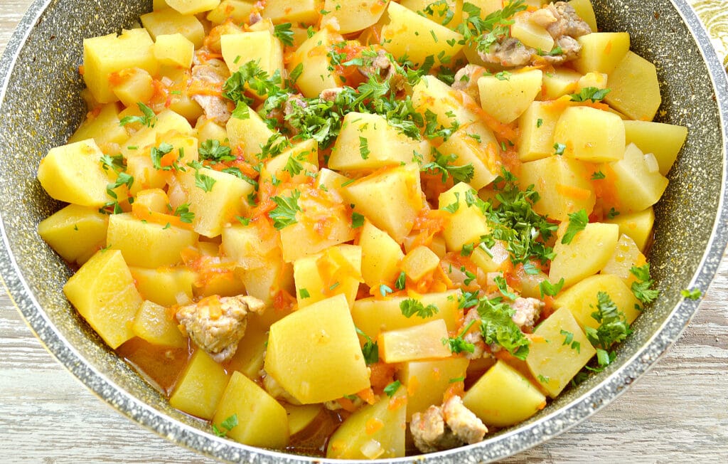 Фото рецепта - Картофель тушеный со свининой и овощами - шаг 6