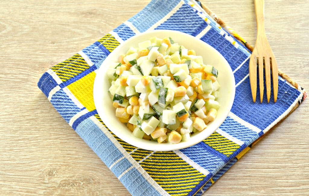 Фото рецепта - Салат из огурцов с яйцами и кукурузой - шаг 6