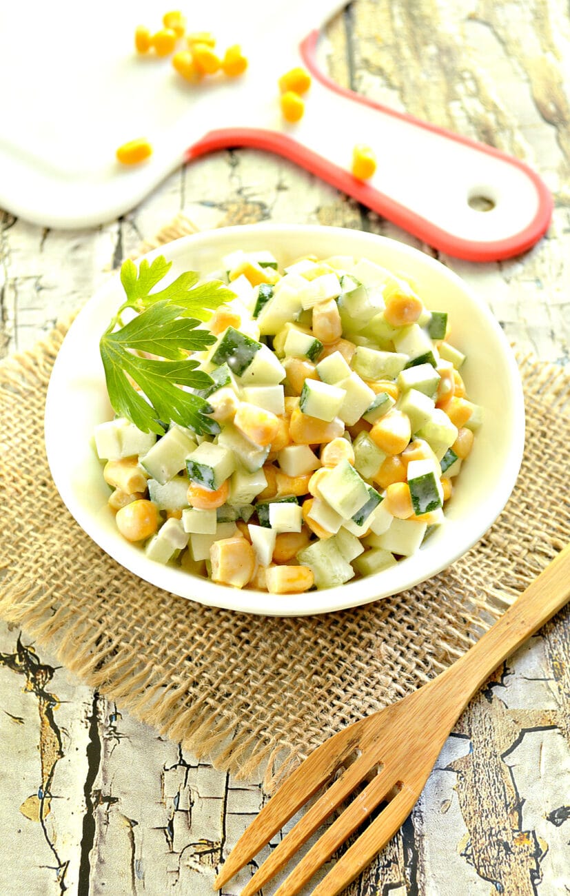 Салат из огурцов с яйцами и кукурузой