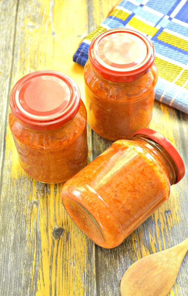 Кабачковая «аджика» с чесноком и томатной пастой
