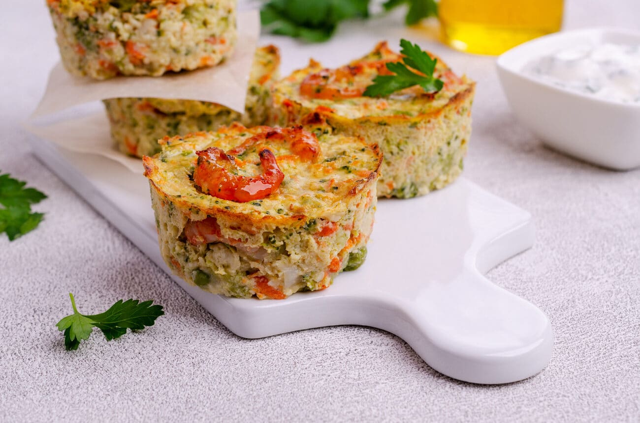 Овощные кексы с креветками и сыром