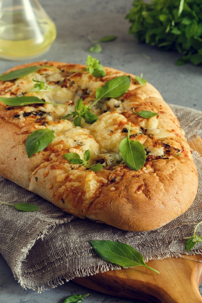 Фокачча с луком и сыром