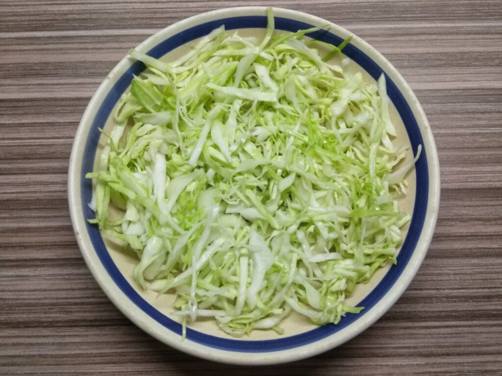 Фото рецепта - Салат с капустой, балыком, помидором и смородиной - шаг 1