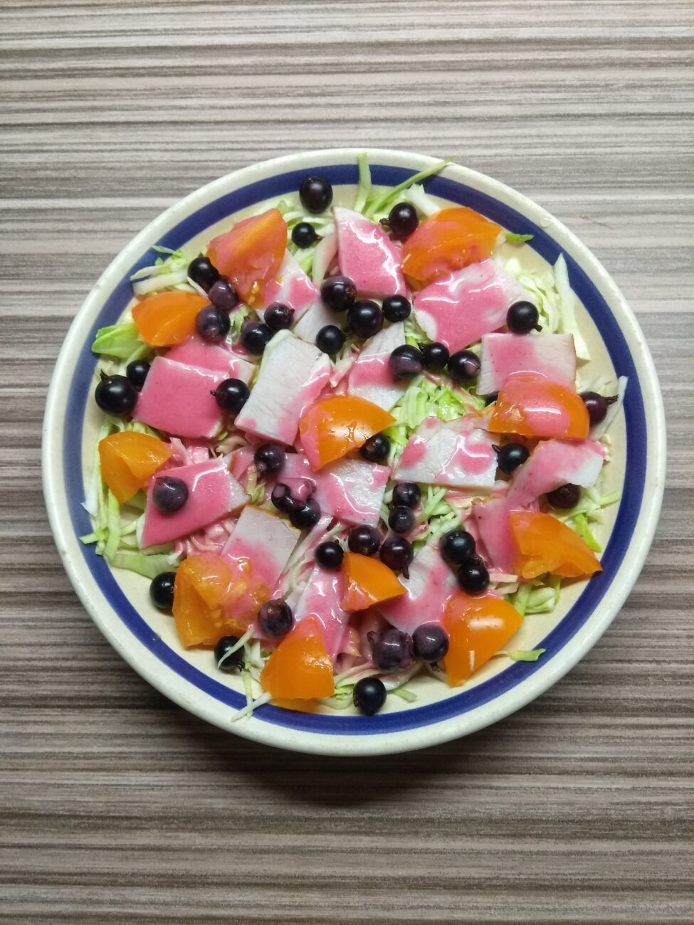 Салат с капустой, балыком, помидором и смородиной